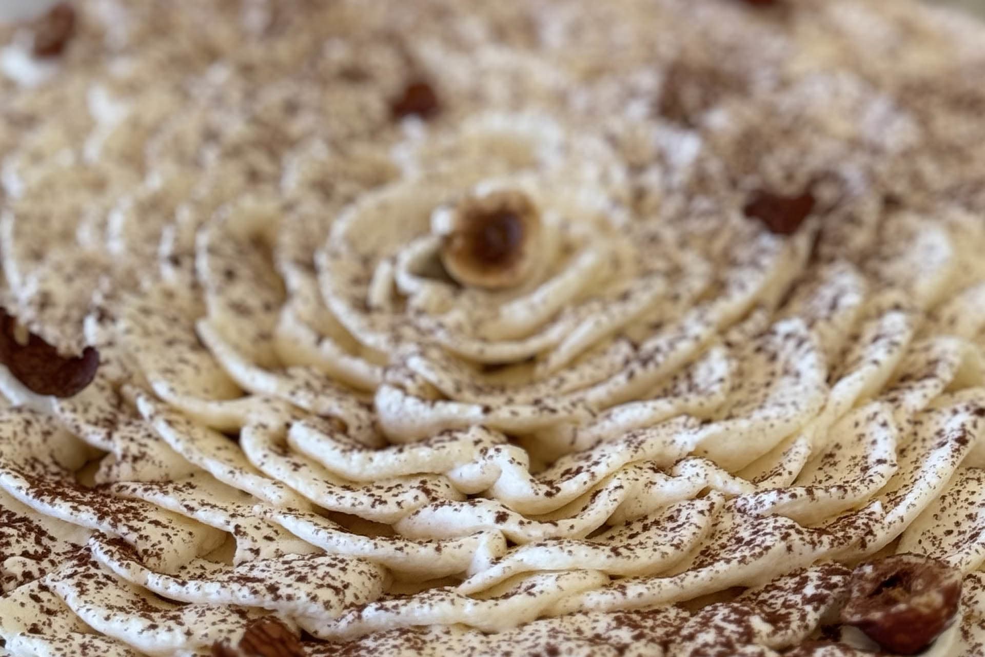 Un entremet façon tiramisu et une fleur de crème fouettée au mascarpone