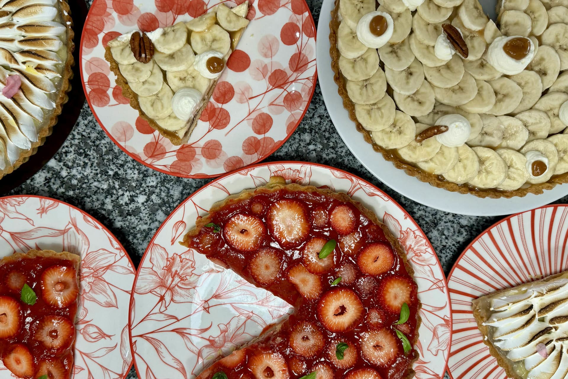 Tarte aux fraises, tarte au citron meringuée ou tarte banoffee : le repas se termine par une touche sucrée