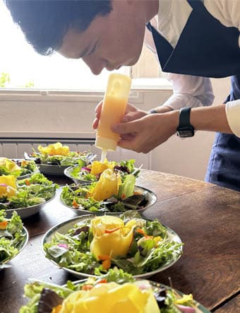 Image du chef Petru HAMON, dressant des assiettes