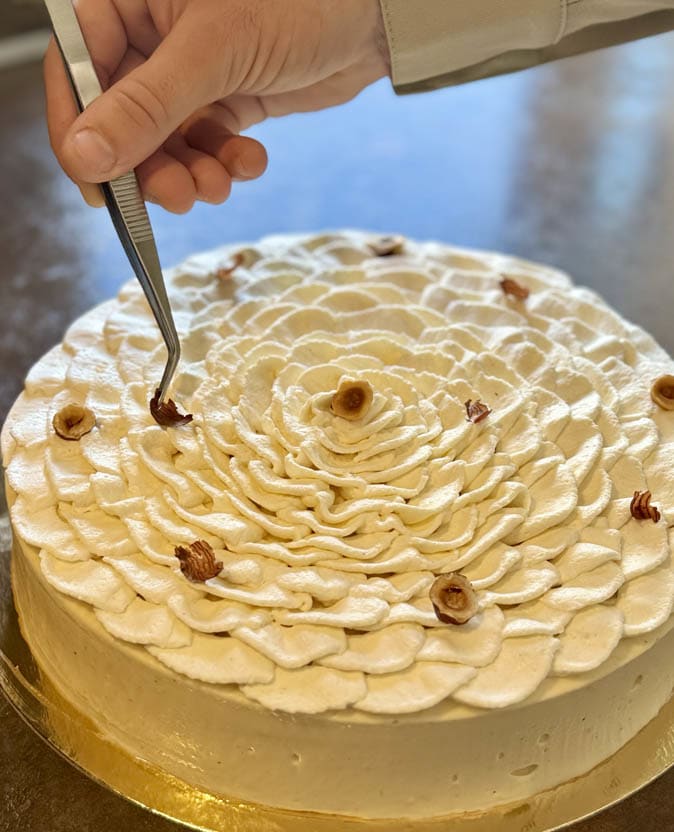 Un entremet façon tiramisu et une fleur de crème fouettée au mascarpone