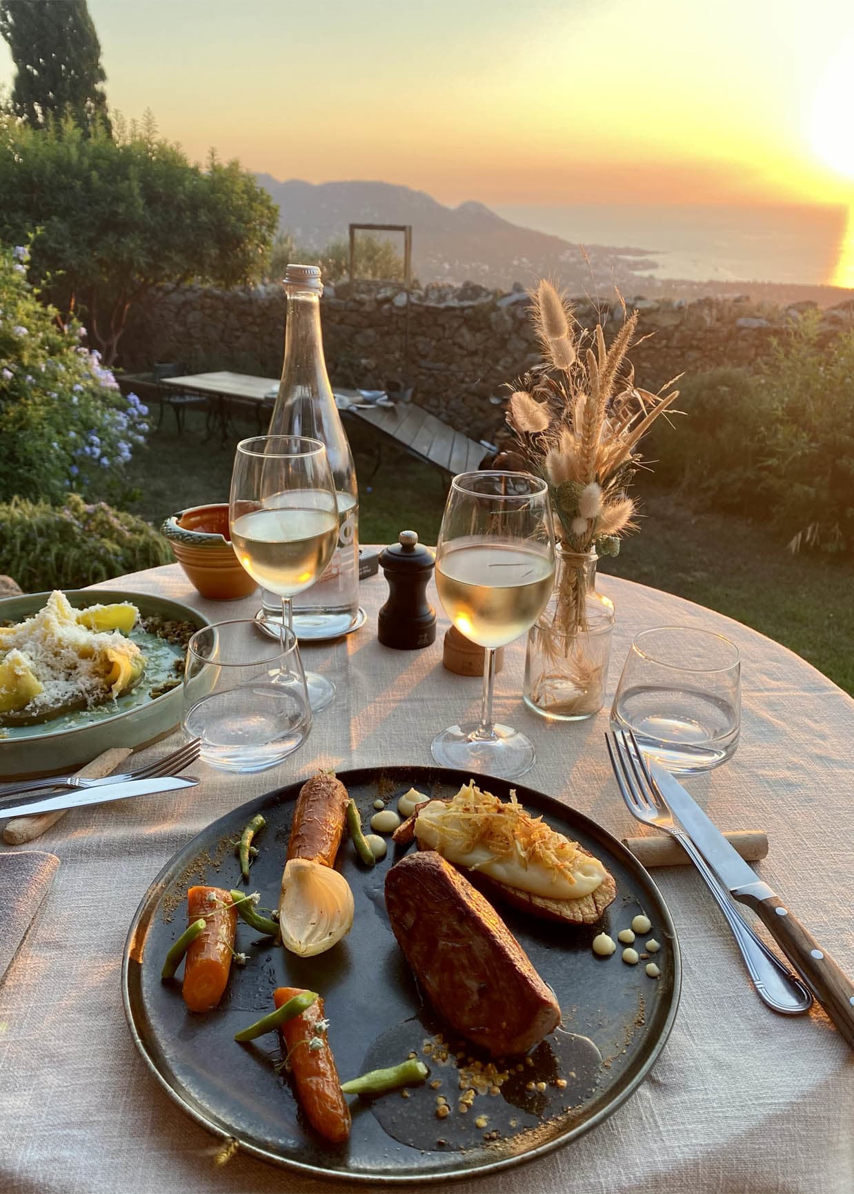 Filet de veau cuit en basse température, juteux et tendre. Vue sur les côtes de Balagne