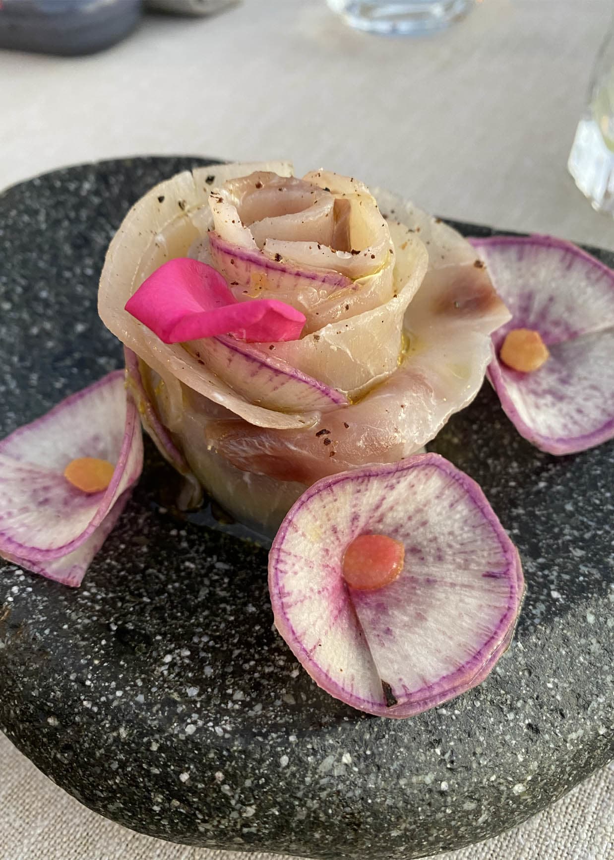 Fines tranches d’espadon dressée en rose, laqué avec un sirop de bergamote et de miel de bergamote
