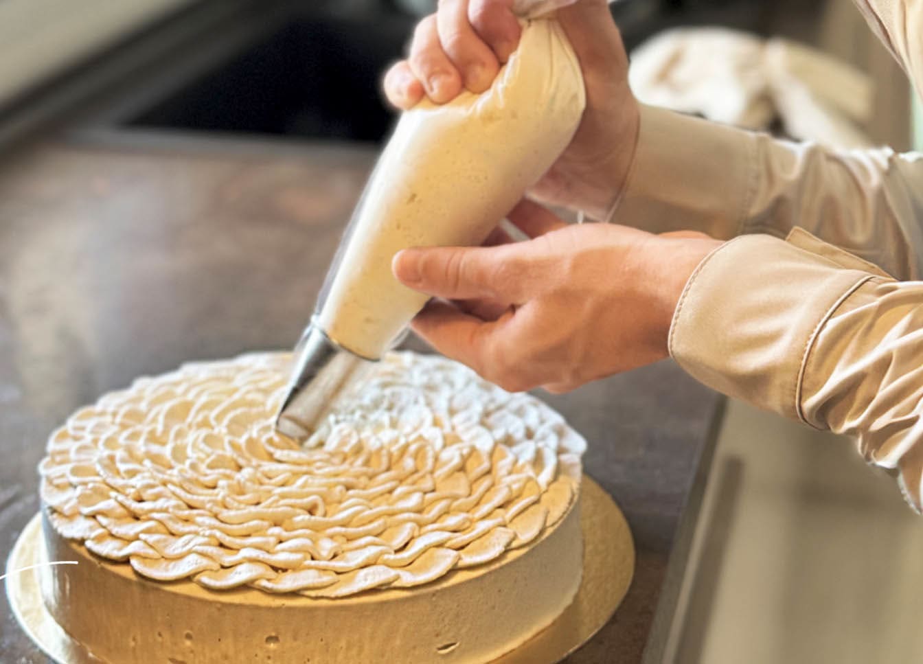 Un entremet façon tiramisu et une fleur de crème fouettée au mascarpone